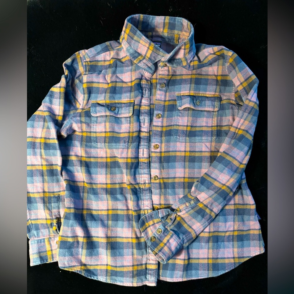 Patagonia women’s flannel button up
Organic cotton
Size women’s large